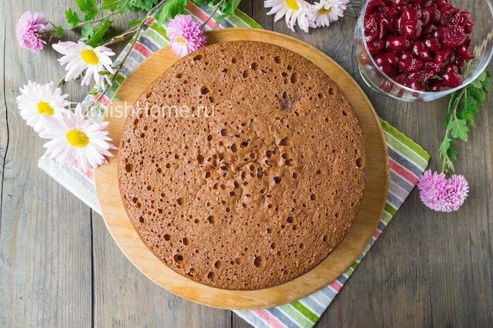 Шоколадный торт со сливочно-заварным кремом и вишней
