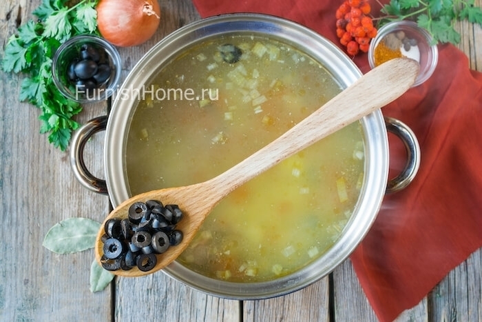 Итальянский суп с лососем и маслинами