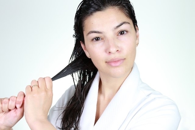 Натуральнее некуда: лечение волос горячим маслом в домашних условиях