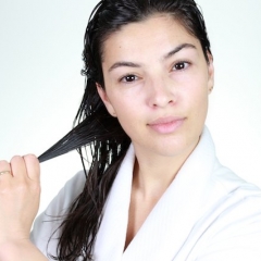 Натуральнее некуда: лечение волос горячим маслом в домашних условиях