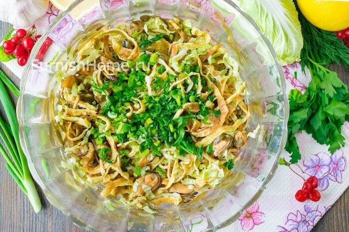 Салат с маринованными мидиями и пекинской капустой