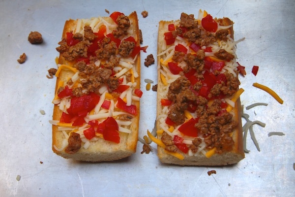 Горячие бутерброды с колбасой и перцем
