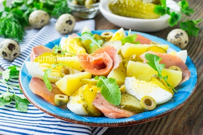 Салат с копченой горбушей, картофелем и маринованным огурцом