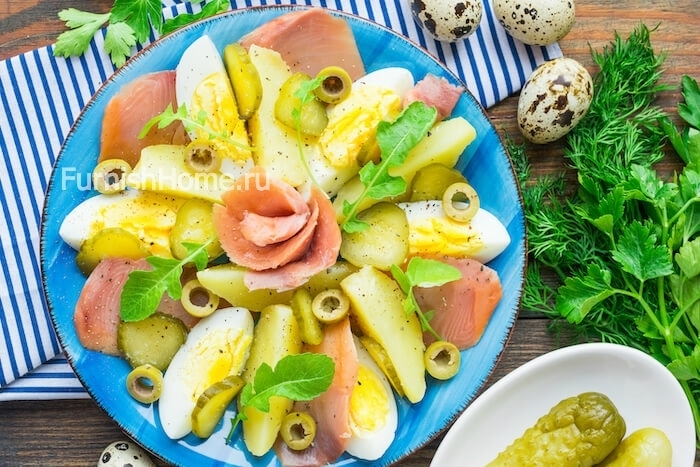 Салат с копченой горбушей, картофелем и маринованным огурцом