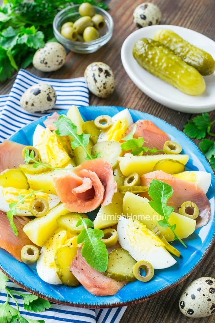 Салат с копченой горбушей, картофелем и маринованным огурцом