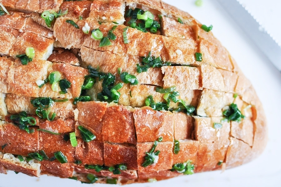 Горячий бутерброд с чеддером и зеленью