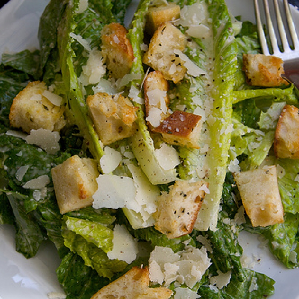 Как выглядит анчоус для салата. Салат с овощной с анчоусами. Анчоусы в масле салаты. Анчоусы для салата. Анчоус для соуса салата цезарь.