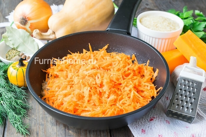 суп куриный с тыквой и рисом. 2953 10. суп куриный с тыквой и рисом фото. суп куриный с тыквой и рисом-2953 10. картинка суп куриный с тыквой и рисом. картинка 2953 10. Рецепт тыквенного супа-пюре с рисом является достаточно универсальным. Такое диетическое первое блюдо понравится своим оригинальным мягким вкусом и бархатистой консистенцией как взрослым, так и малышам. Куриный бульон и рисовая крупа делают суп более наваристым и питательным, а чеснок и свежая зелень придают блюду пикантный аромат. Готовый суп-пюре можно дополнить обжаренными тыквенными семечками, кунжутом, чесночными гренками, поджаренным беконом или вареным куриным филе.