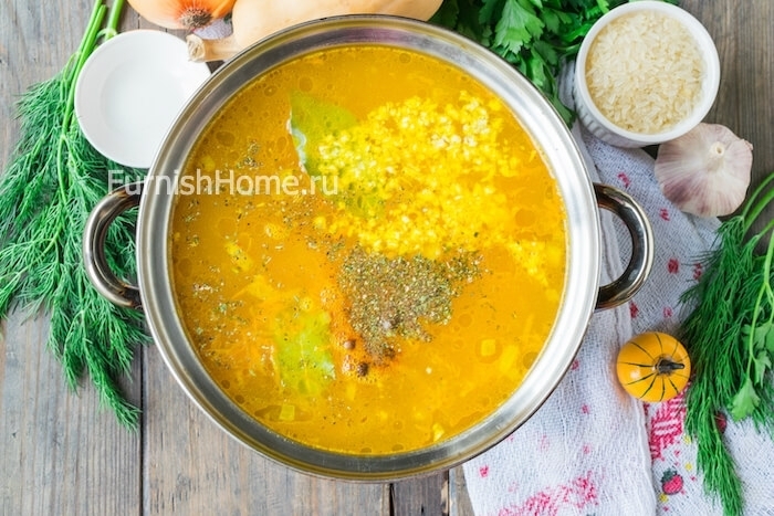 суп куриный с тыквой и рисом. 2953 12. суп куриный с тыквой и рисом фото. суп куриный с тыквой и рисом-2953 12. картинка суп куриный с тыквой и рисом. картинка 2953 12. Рецепт тыквенного супа-пюре с рисом является достаточно универсальным. Такое диетическое первое блюдо понравится своим оригинальным мягким вкусом и бархатистой консистенцией как взрослым, так и малышам. Куриный бульон и рисовая крупа делают суп более наваристым и питательным, а чеснок и свежая зелень придают блюду пикантный аромат. Готовый суп-пюре можно дополнить обжаренными тыквенными семечками, кунжутом, чесночными гренками, поджаренным беконом или вареным куриным филе.