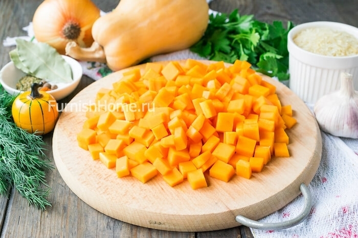 суп куриный с тыквой и рисом. 2953 5. суп куриный с тыквой и рисом фото. суп куриный с тыквой и рисом-2953 5. картинка суп куриный с тыквой и рисом. картинка 2953 5. Рецепт тыквенного супа-пюре с рисом является достаточно универсальным. Такое диетическое первое блюдо понравится своим оригинальным мягким вкусом и бархатистой консистенцией как взрослым, так и малышам. Куриный бульон и рисовая крупа делают суп более наваристым и питательным, а чеснок и свежая зелень придают блюду пикантный аромат. Готовый суп-пюре можно дополнить обжаренными тыквенными семечками, кунжутом, чесночными гренками, поджаренным беконом или вареным куриным филе.