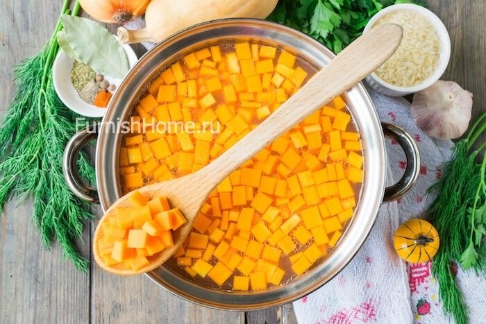 суп куриный с тыквой и рисом. 2953 6. суп куриный с тыквой и рисом фото. суп куриный с тыквой и рисом-2953 6. картинка суп куриный с тыквой и рисом. картинка 2953 6. Рецепт тыквенного супа-пюре с рисом является достаточно универсальным. Такое диетическое первое блюдо понравится своим оригинальным мягким вкусом и бархатистой консистенцией как взрослым, так и малышам. Куриный бульон и рисовая крупа делают суп более наваристым и питательным, а чеснок и свежая зелень придают блюду пикантный аромат. Готовый суп-пюре можно дополнить обжаренными тыквенными семечками, кунжутом, чесночными гренками, поджаренным беконом или вареным куриным филе.