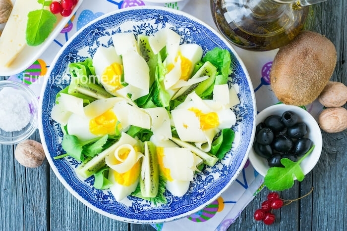Салат с яйцом, киви и твердым сыром