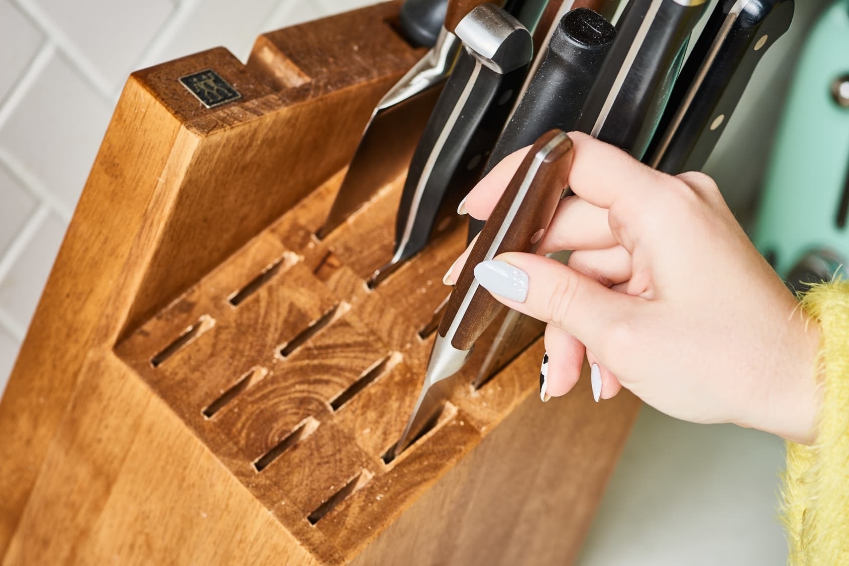 Ваша подставки для ножей полна плесени? Вот как ее можно быстро очистить!