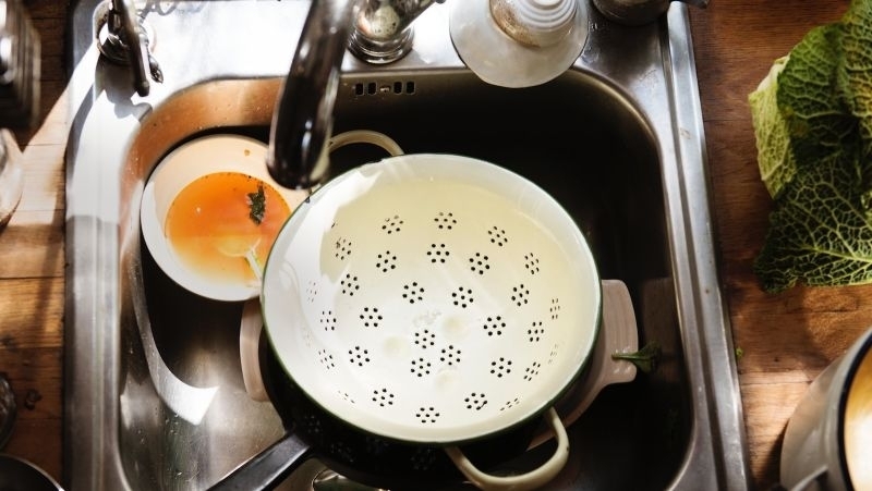 Как правильно мыть посуду в раковине
