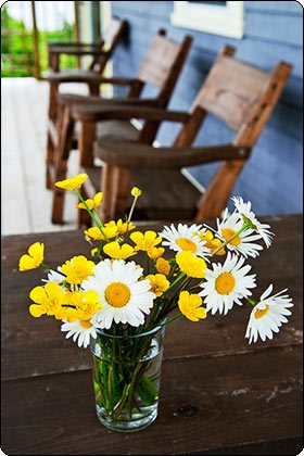 Цветы в сервировке стола
