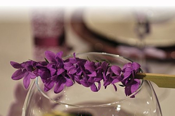 Цветы в сервировке стола