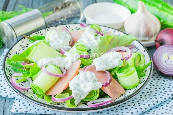 Салат с горбушей, огурцом и йогуртовой заправкой