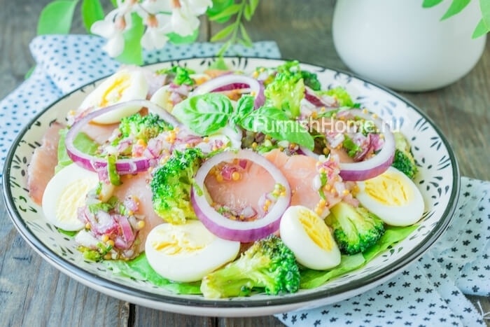 Салат с копченой горбушей, брокколи и перепелиными яйцами