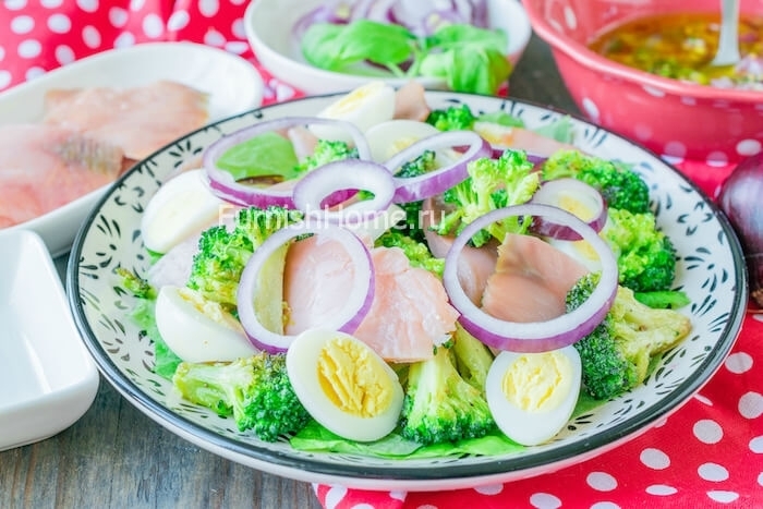 Салат с копченой горбушей, брокколи и перепелиными яйцами