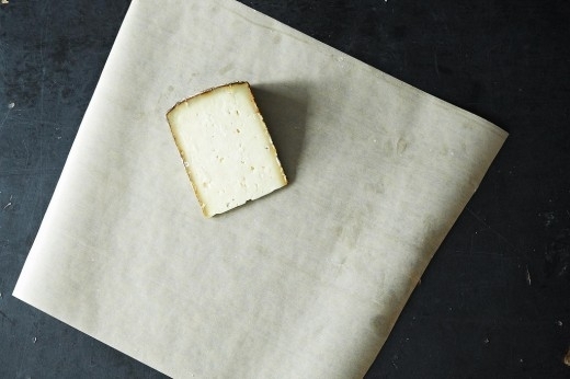 Как правильно хранить сыр, чтобы он долго оставался свежим и вкусным
