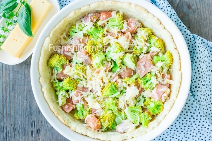 Киш с брокколи, семгой и твердым сыром