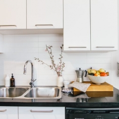 10 способов избавиться от ужасного запаха в кухонной раковине