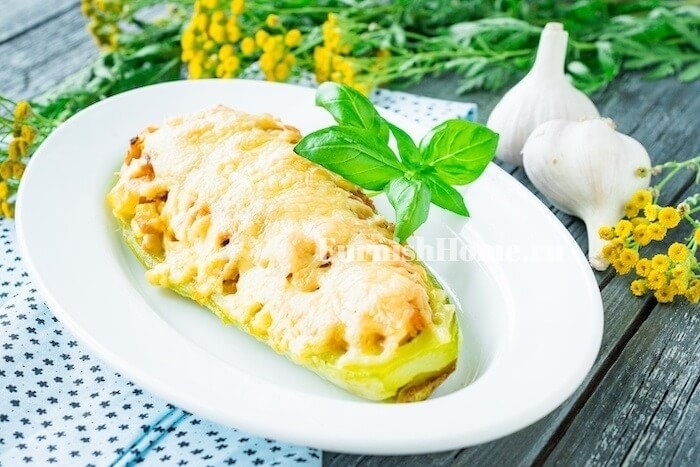 Кабачки фаршированные курицей и овощами под сыром