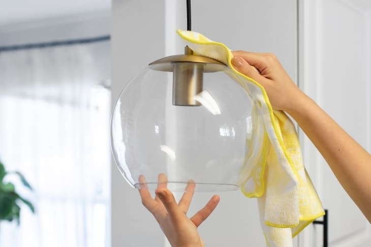 Как очистить жирные пятна на подвесных светильниках на кухне