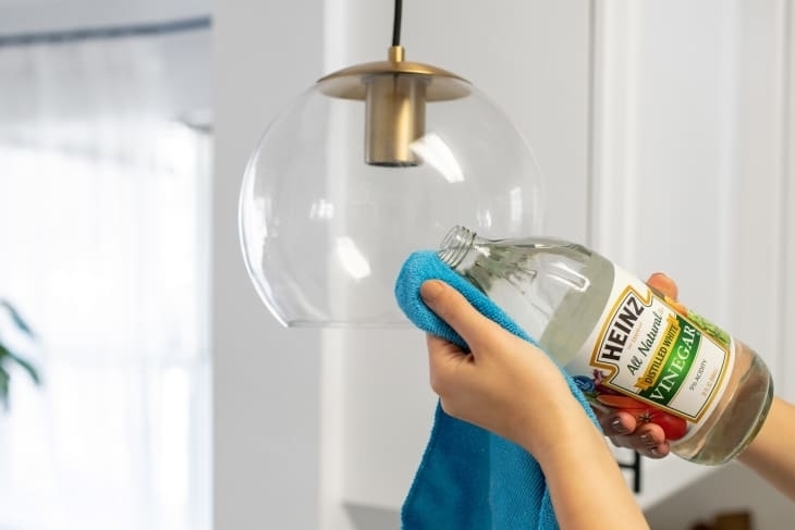 Как очистить жирные пятна на подвесных светильниках на кухне
