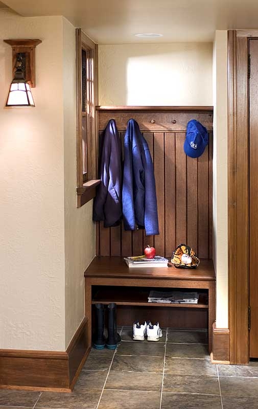 Шкафы для верхней одежды в интерьере прихожей