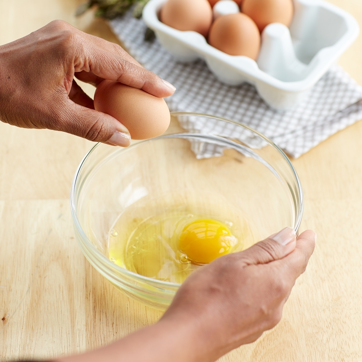 Как лучше разбить яйцо