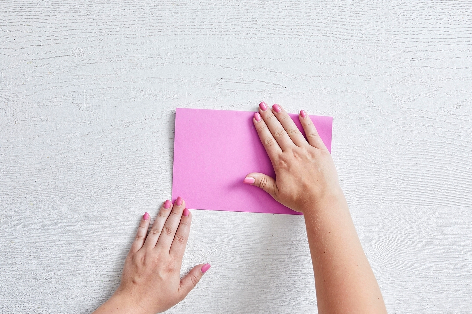 нанесение рисунка на дерево. вырезать по трафарету. как правильно вырезать бумагу. складывание бумаги. отрезать ножницами.