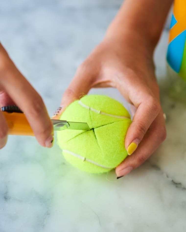 Прикрепите теннисный мяч к концу вашей швабры, чтобы сделать супер-инструмент для чистки пола