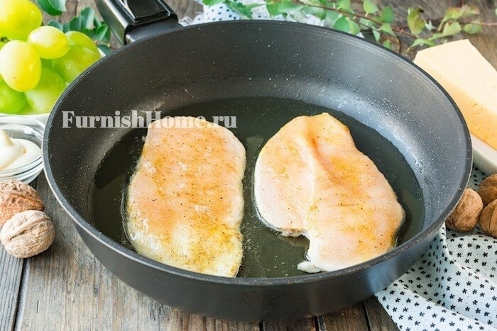Салат «Тиффани» из жареного куриного филе, винограда и грецких орехов