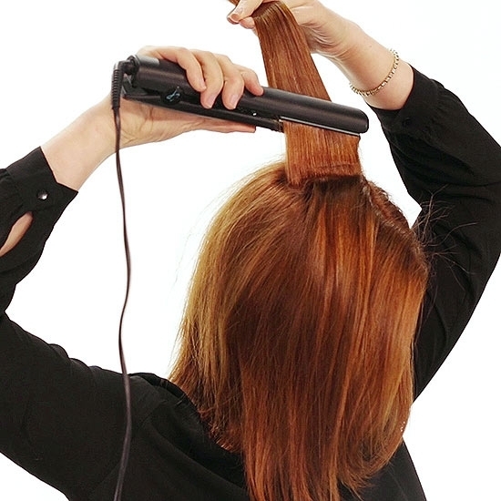Используйте выпрямитель, чтобы придать волосам объем