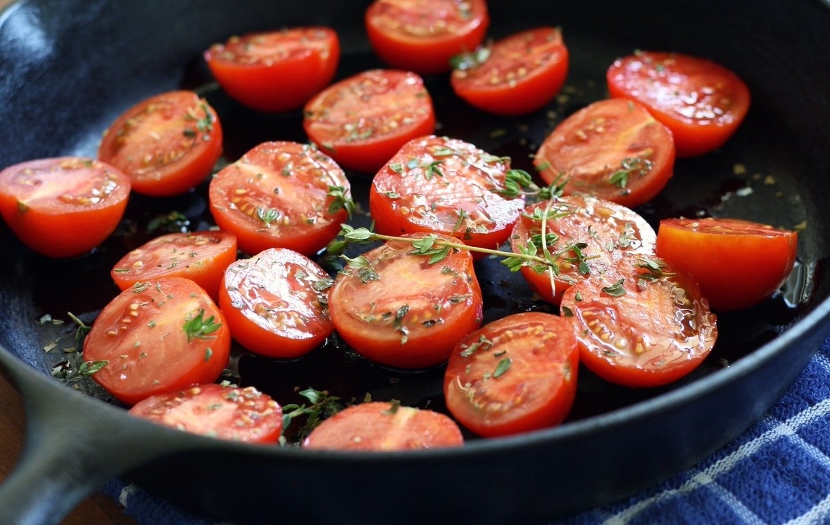 Подумайте дважды, прежде чем готовить помидоры в чугунной сковороде
