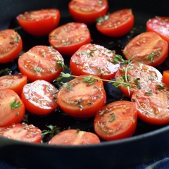 Подумайте дважды, прежде чем готовить помидоры в чугунной сковороде