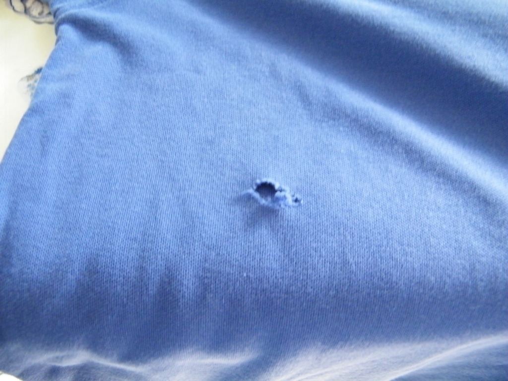 Как незаметно зашить дырку на футболке Как незаметно зашить дырку на футболке