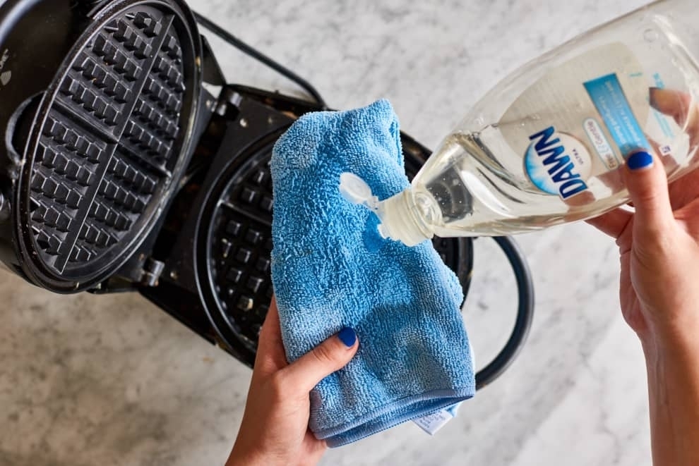 Как очистить невероятно грязную вафельницу