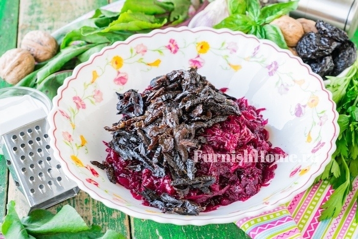Салат из свеклы с черносливом и грецкими орехами