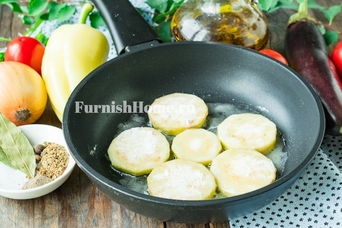 суп с баклажанами и курицей и картошкой. 3360 10. суп с баклажанами и курицей и картошкой фото. суп с баклажанами и курицей и картошкой-3360 10. картинка суп с баклажанами и курицей и картошкой. картинка 3360 10. Куриное мясо поместить в кастрюлю, залить 1-1,2 литрами воды, поставить на огонь. После закипания уменьшить огонь, пену убрать, воду посолить и варить мясо минут 20-25.