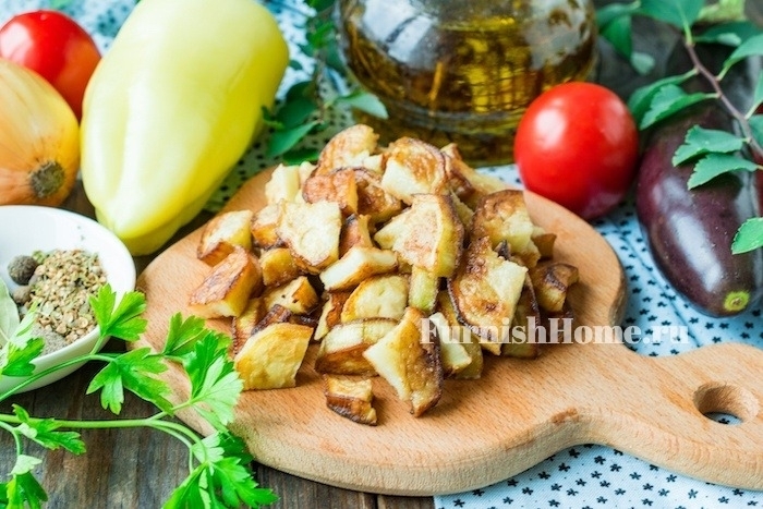 суп с баклажанами и курицей и картошкой. 3360 11. суп с баклажанами и курицей и картошкой фото. суп с баклажанами и курицей и картошкой-3360 11. картинка суп с баклажанами и курицей и картошкой. картинка 3360 11. Куриное мясо поместить в кастрюлю, залить 1-1,2 литрами воды, поставить на огонь. После закипания уменьшить огонь, пену убрать, воду посолить и варить мясо минут 20-25.