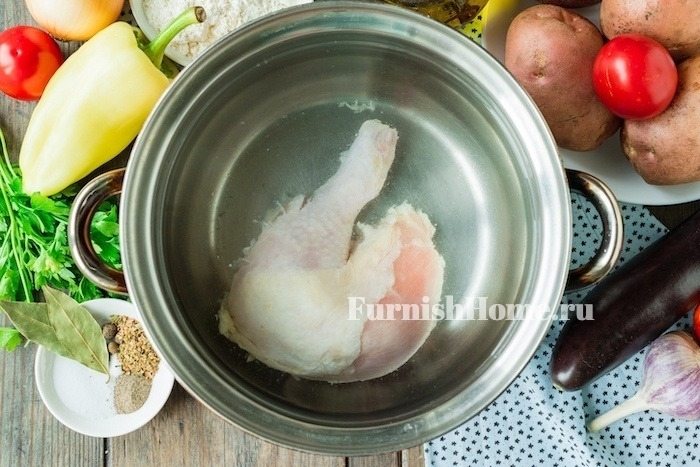 суп с баклажанами и курицей и картошкой. 3360 2. суп с баклажанами и курицей и картошкой фото. суп с баклажанами и курицей и картошкой-3360 2. картинка суп с баклажанами и курицей и картошкой. картинка 3360 2. Куриное мясо поместить в кастрюлю, залить 1-1,2 литрами воды, поставить на огонь. После закипания уменьшить огонь, пену убрать, воду посолить и варить мясо минут 20-25.