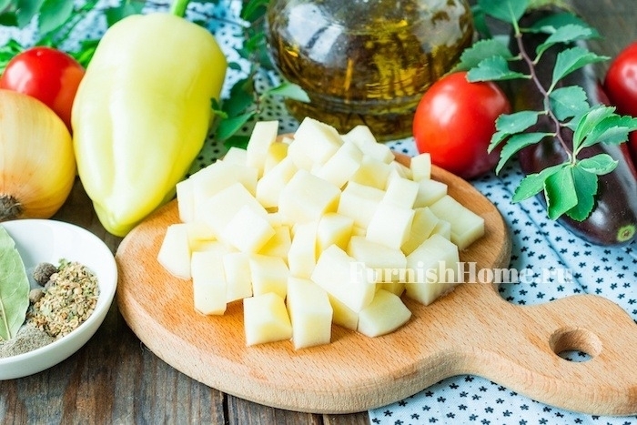 суп с баклажанами и курицей и картошкой. 3360 3. суп с баклажанами и курицей и картошкой фото. суп с баклажанами и курицей и картошкой-3360 3. картинка суп с баклажанами и курицей и картошкой. картинка 3360 3. Куриное мясо поместить в кастрюлю, залить 1-1,2 литрами воды, поставить на огонь. После закипания уменьшить огонь, пену убрать, воду посолить и варить мясо минут 20-25.