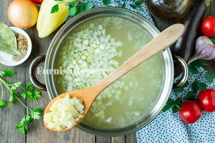 суп с баклажанами и курицей и картошкой. 3360 6. суп с баклажанами и курицей и картошкой фото. суп с баклажанами и курицей и картошкой-3360 6. картинка суп с баклажанами и курицей и картошкой. картинка 3360 6. Куриное мясо поместить в кастрюлю, залить 1-1,2 литрами воды, поставить на огонь. После закипания уменьшить огонь, пену убрать, воду посолить и варить мясо минут 20-25.