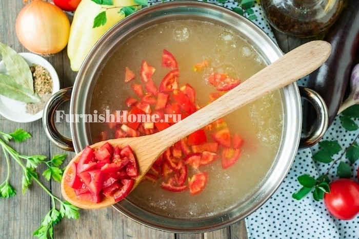 суп с баклажанами и курицей и картошкой. 3360 8. суп с баклажанами и курицей и картошкой фото. суп с баклажанами и курицей и картошкой-3360 8. картинка суп с баклажанами и курицей и картошкой. картинка 3360 8. Куриное мясо поместить в кастрюлю, залить 1-1,2 литрами воды, поставить на огонь. После закипания уменьшить огонь, пену убрать, воду посолить и варить мясо минут 20-25.
