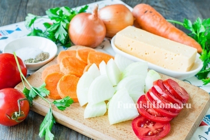 Хек запеченный с овощами и твердым сыром в духовке