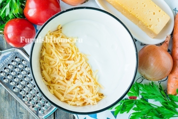 Хек запеченный с овощами и твердым сыром в духовке