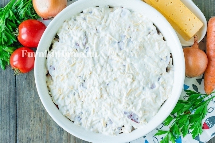 Хек запеченный с овощами и твердым сыром в духовке