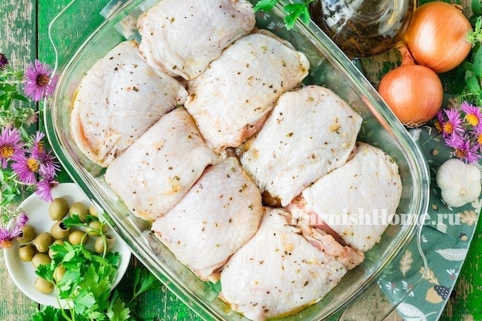 курица под хлебом рецепт. 3374 7. курица под хлебом рецепт фото. курица под хлебом рецепт-3374 7. картинка курица под хлебом рецепт. картинка 3374 7. Хочу поделиться замечательным рецептом приготовления куриного мяса. Курица, запечённая на хлебе, получается очень вкусной и нежной. А хлебушек, пропитанный жирком и ароматом куриного мяса, просто восхитителен. Мариновать курицу лучше с большим количеством репчатого лука. Лучок во время приготовления и запекания становится очень вкусным и его можно смело подавать вместе с курицей и хлебом. Уверена, это блюдо не оставит Вас равнодушным.